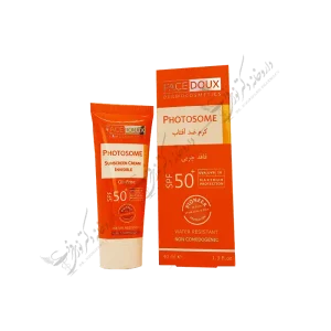 کرم ضد آفتاب فاقد چربی بی رنگ فوتوزوم فیس دوکس SPF50 2 "ویژگی های کرم ضد آفتاب فوتوزوم فیس دوکس ⁺SPF۵۰ حاوی جدیدترین فیلترهای ضد آفتاب و کمپلکس محافظت‌کننده سلول های بنیادی پوست دارای حداکثر حفاظت در برابر اشعه ماورا بنفش (UVB,UVA) و اشعه مادون قرمز (IR) مناسب انواع پوست خصوصا پوست چرب و مستعد آکنه (جوش‌دار) دارای سیستم جدید محافظت از DNA و سلول های بنیادی پوست مطابق با آخرین استانداردهای اتحادیه اروپا (COLIPA) هیپو آلرژنیک و دارای PH سازگار با پوست مقاوم در برابر تعریق و شتسشو کنترل ترشحات غدد چربی پوست جلوگیری از پیری زودرس پوست در ۲ نوع رنگی و بی رنگ